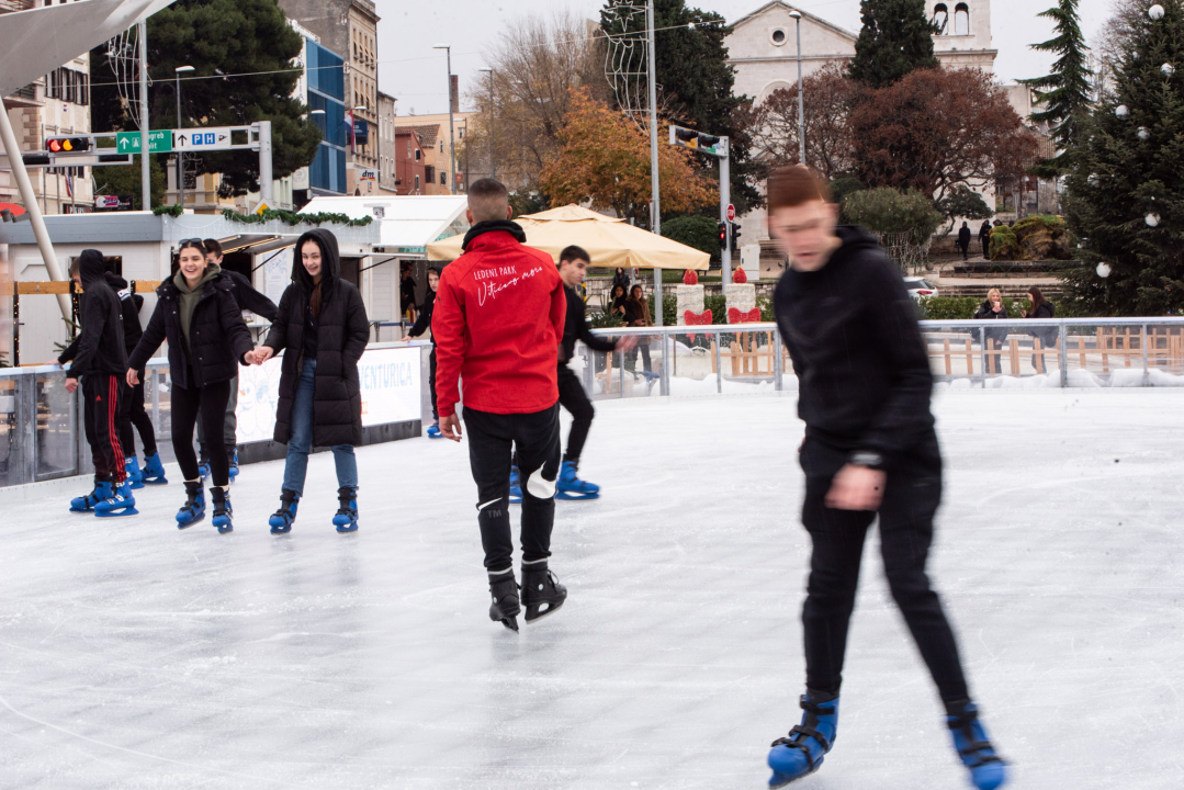 Kiša pada, Šibenčani proklizali: Otvorena atraktivna ledena površina na Poljani 