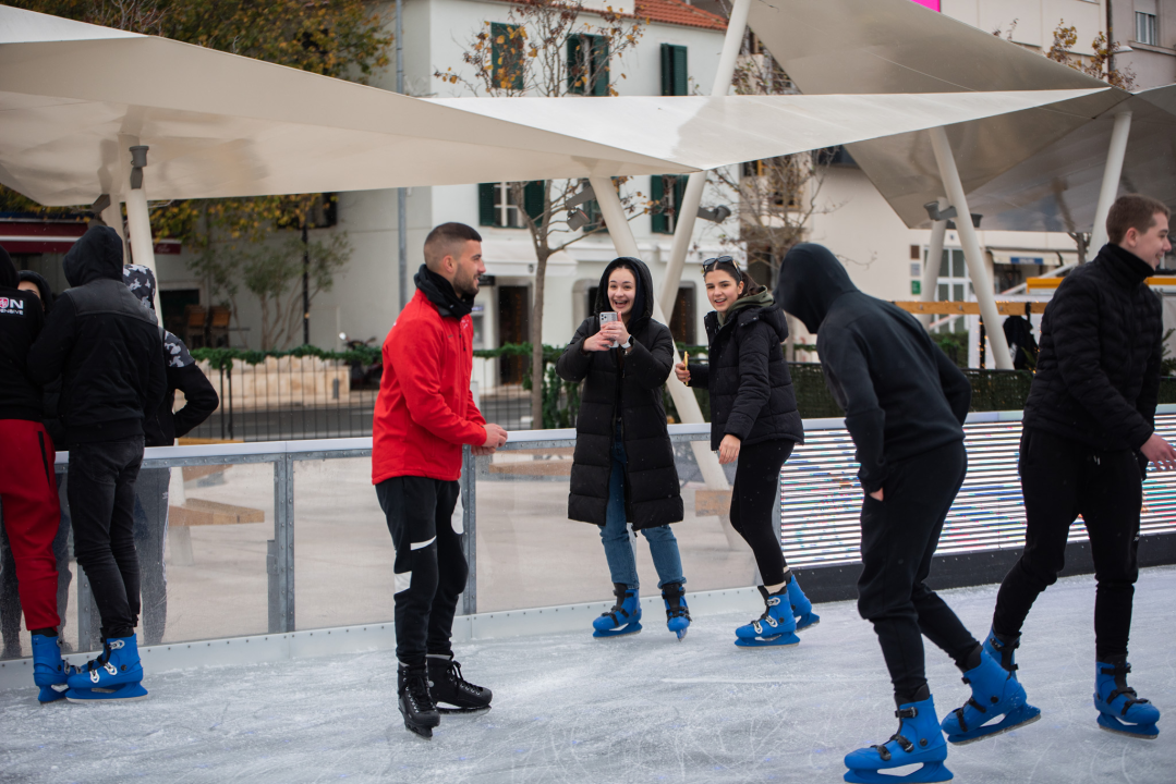 Kiša pada, Šibenčani proklizali: Otvorena atraktivna ledena površina na Poljani 