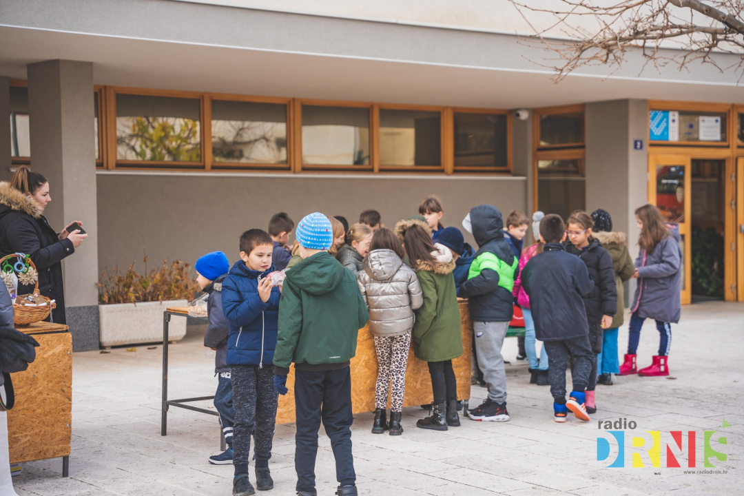 Sv. Luca u Drnišu se družila s mališanima