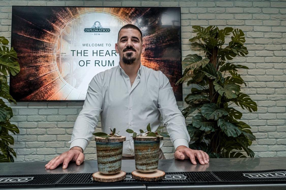 Josip Mikulić oduvijek je znao da želi biti barmen, a svojim koktelima pomiče granice: 'Biftek, inćuni, pidoće? Sve to može u koktele'