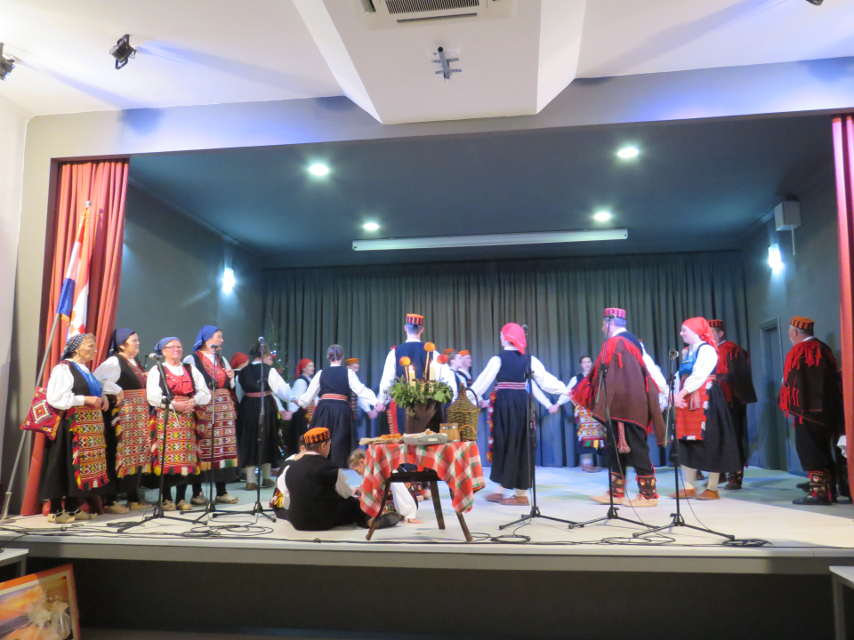 U Unešiću održan Božićno-novogodišnji program KUU Zvona Zagore