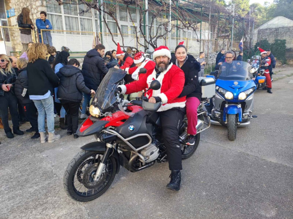 Bajkeri navukli odijelo Djeda Božićnjaka i posjetili korisnike Centra Šubićevac