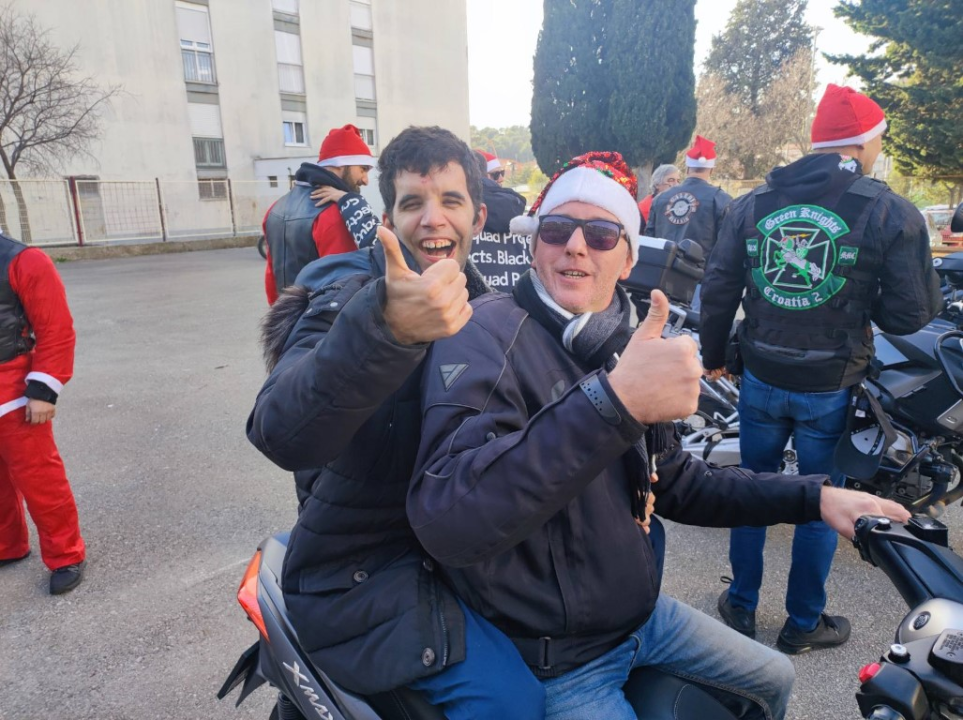 Bajkeri navukli odijelo Djeda Božićnjaka i posjetili korisnike Centra Šubićevac