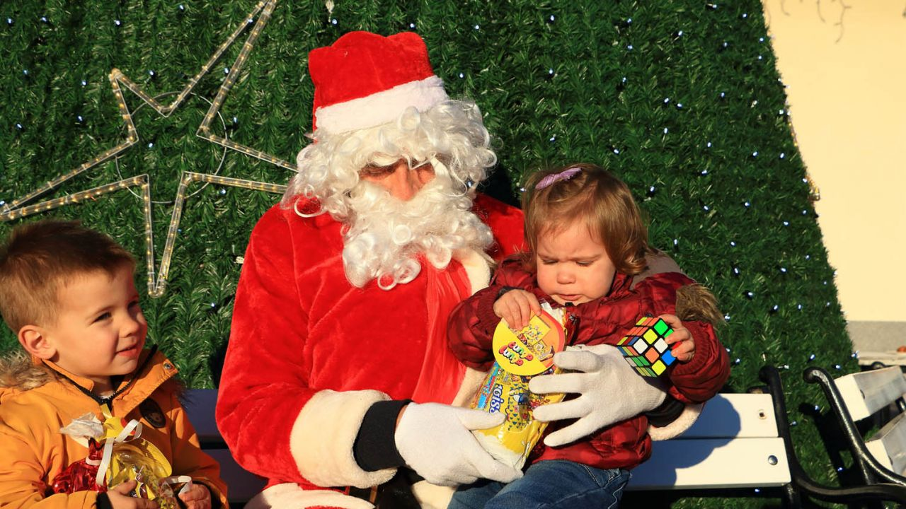 Djed Božićnjak darivao mališane u Dubravi kod Tisnog