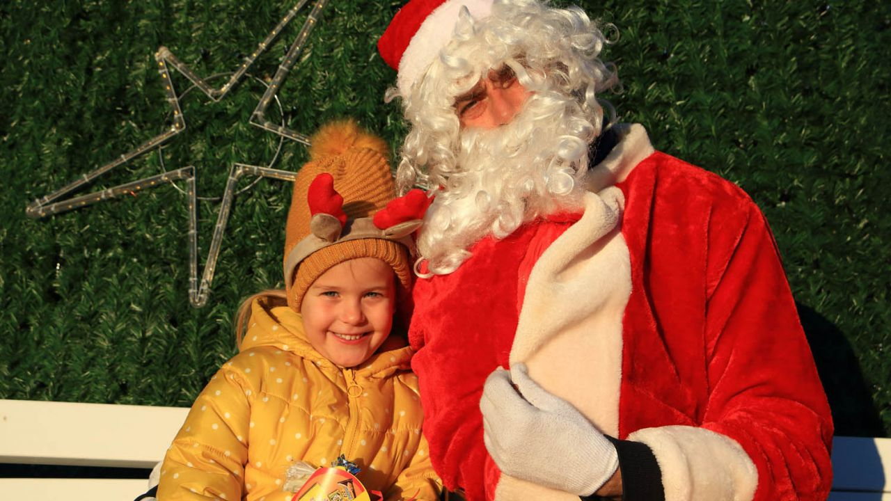 Djed Božićnjak darivao mališane u Dubravi kod Tisnog