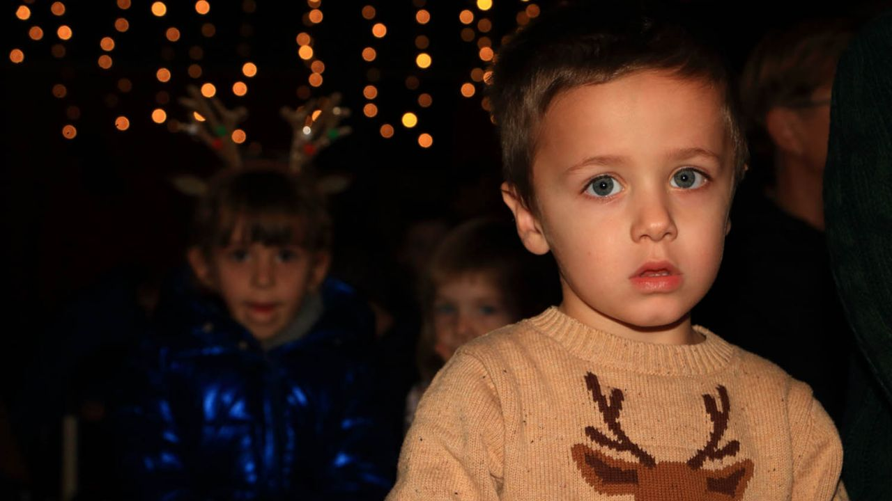 Klaun Šarenko i Djed Božićnjak razveselili djecu u Tisnom