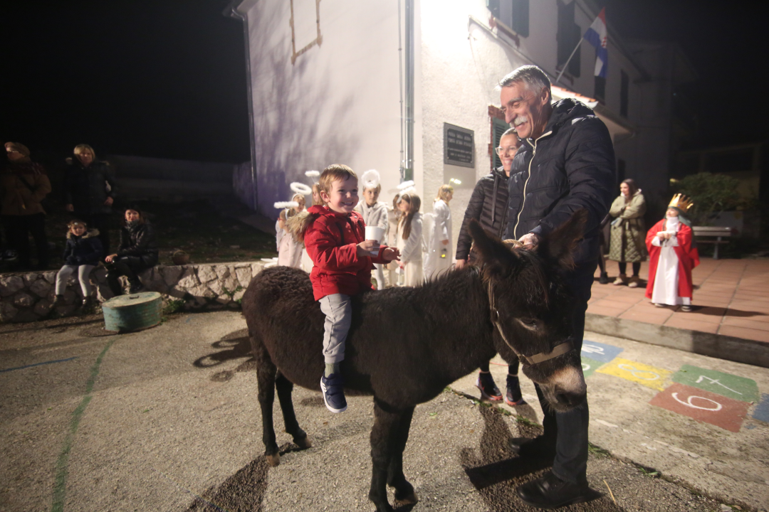 Žive jaslice u Jezerima u izvedbi malih Jezerana