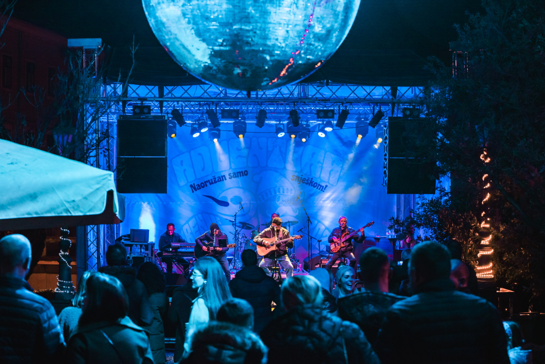 Kruška &amp; Latino u četvrtak su Šibenčanima otpjevali najpoznatije latino hitove