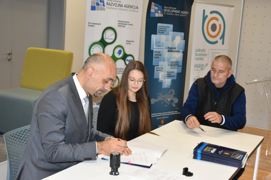 Trideset i dvoje učenika i studenata sa županom potpisalo ugovore o stipendiranju