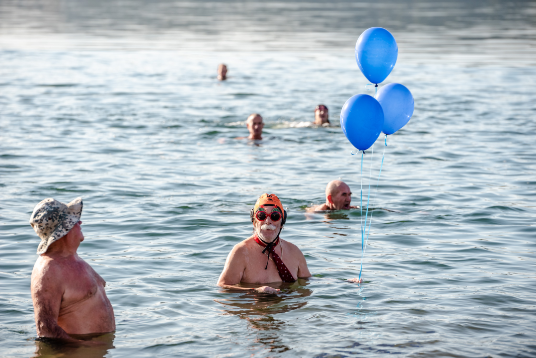 Nekoliko odvažnih okupalo se na Banju u podne na samu Novu godinu: 'U-vodi-mo euro' 