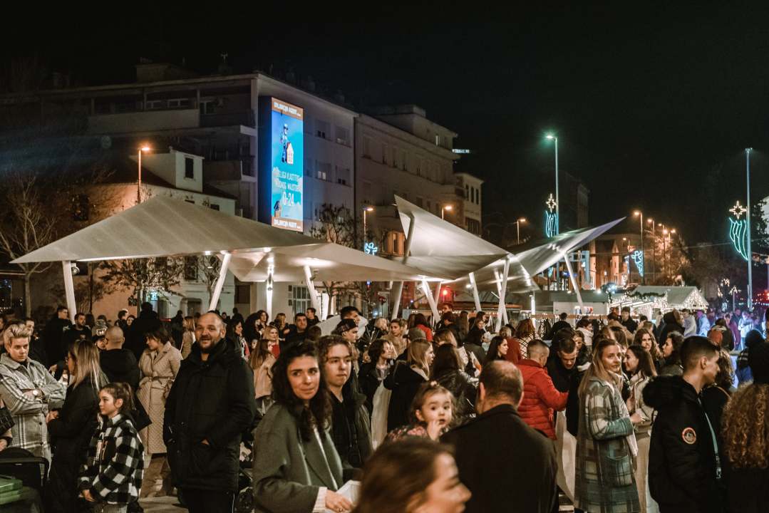 Na Poljani pušteni lampioni za obitelj iz Rasline: Prekrasni prizori u mirnoj novogodišnjoj noći