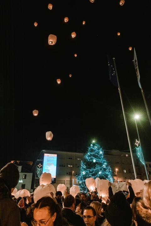 Na Poljani pušteni lampioni za obitelj iz Rasline: Prekrasni prizori u mirnoj novogodišnjoj noći