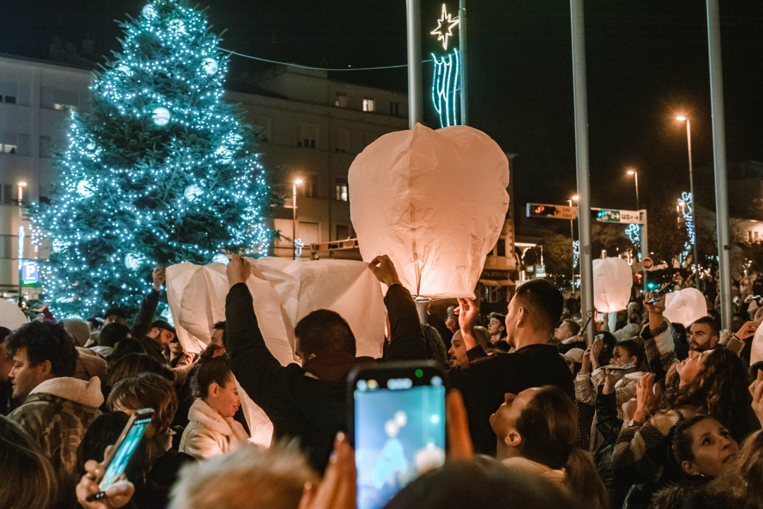 Na Poljani pušteni lampioni za obitelj iz Rasline: Prekrasni prizori u mirnoj novogodišnjoj noći