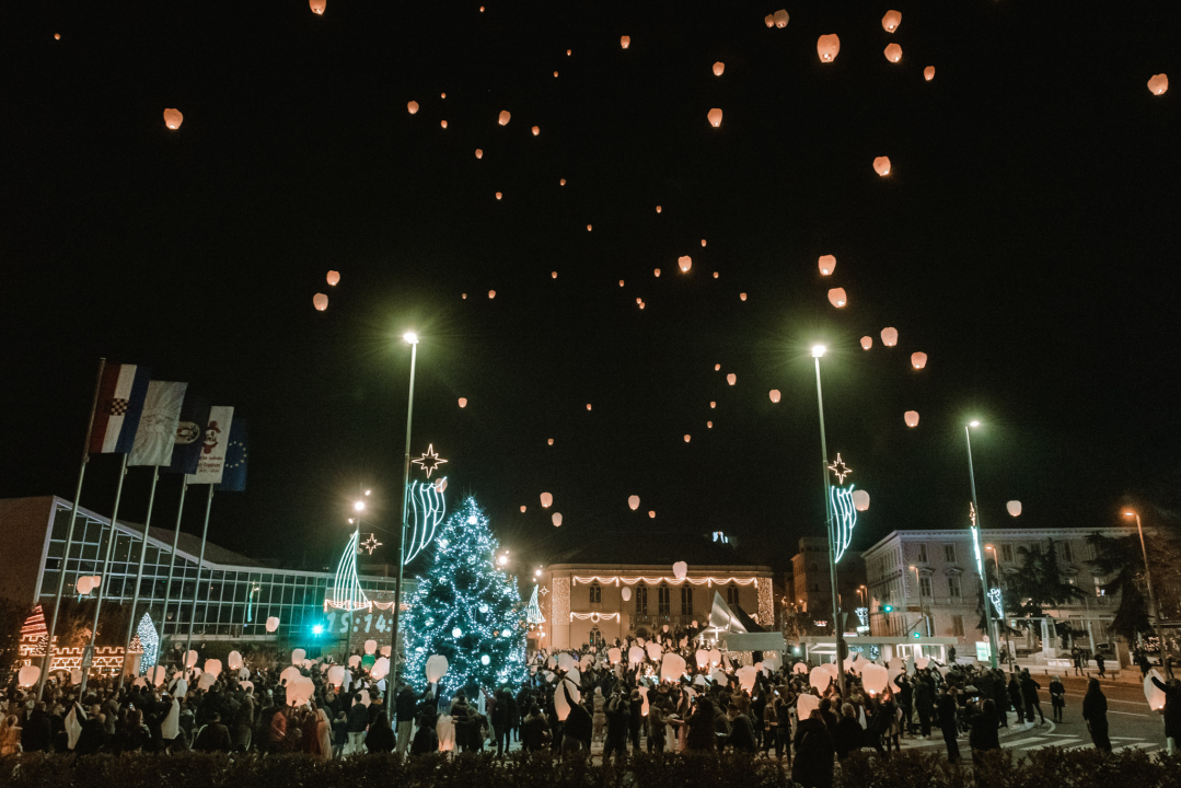 Na Poljani pušteni lampioni za obitelj iz Rasline: Prekrasni prizori u mirnoj novogodišnjoj noći