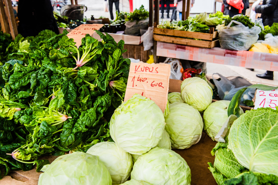 Euro stigao na šibensku pijacu: Jedni nose tri novčanika, drugi plaču za kunom