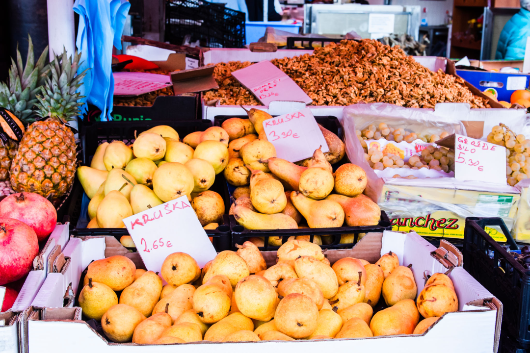 Euro stigao na šibensku pijacu: Jedni nose tri novčanika, drugi plaču za kunom