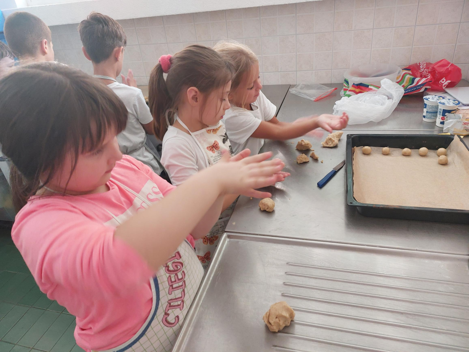 Učiteljica Anita od malih nogu voli raditi kolače, a sada tu ljubav prenosi na učenike: 'Neki žele postati slastičari kad narastu'