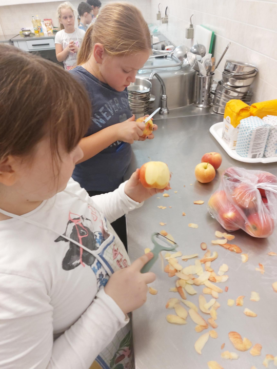 Učiteljica Anita od malih nogu voli raditi kolače, a sada tu ljubav prenosi na učenike: 'Neki žele postati slastičari kad narastu'