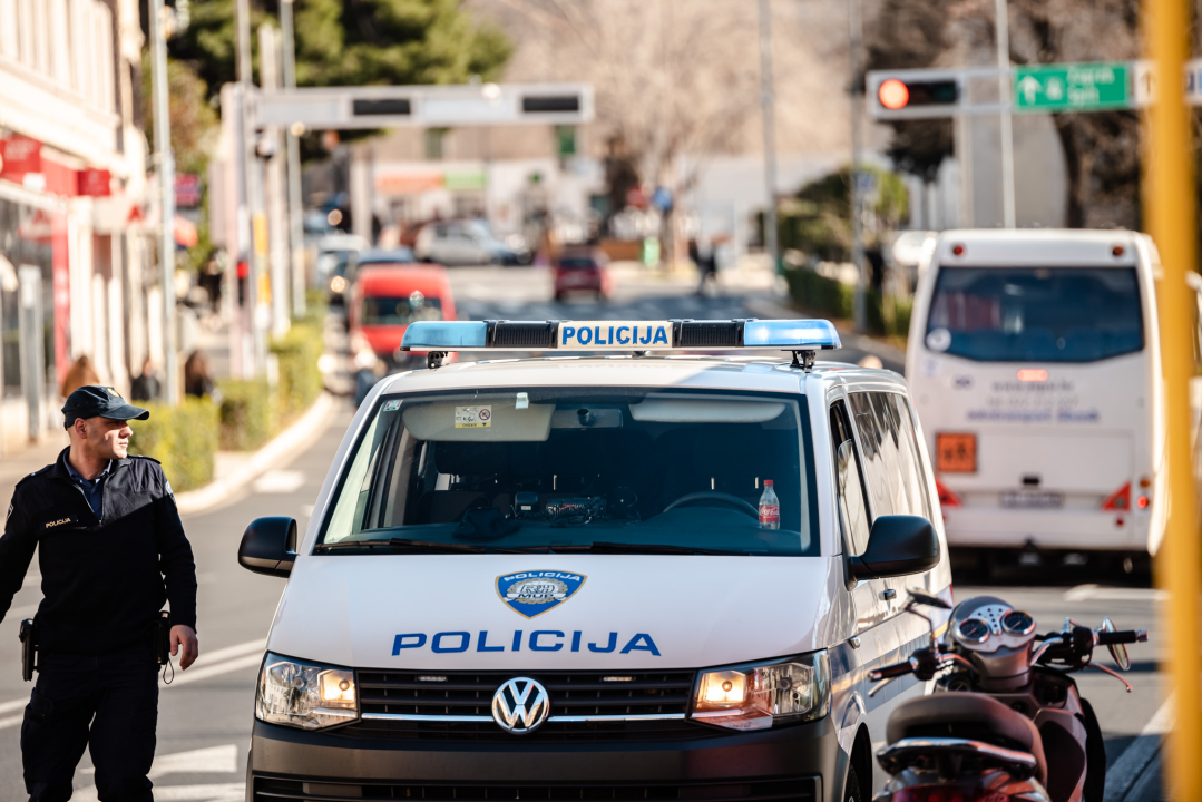 Sudarili se auto i motor kod ulaza u garažu u Poljanu: Nitko nije ozlijeđen 