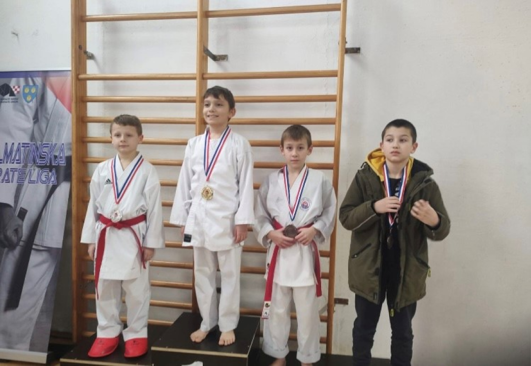 Šibenski karataši i karatašice vratili se iz Kaštela sa 14 medalja