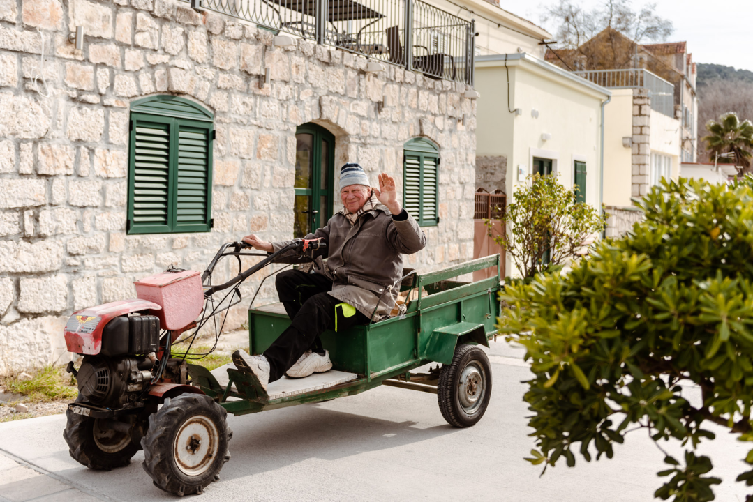 Don Spomenko već 36 godina župnik je na Zlarinu: 'Ja sam vam kao sv. Petar s ključevima, otvaram i crkvu i kafić'