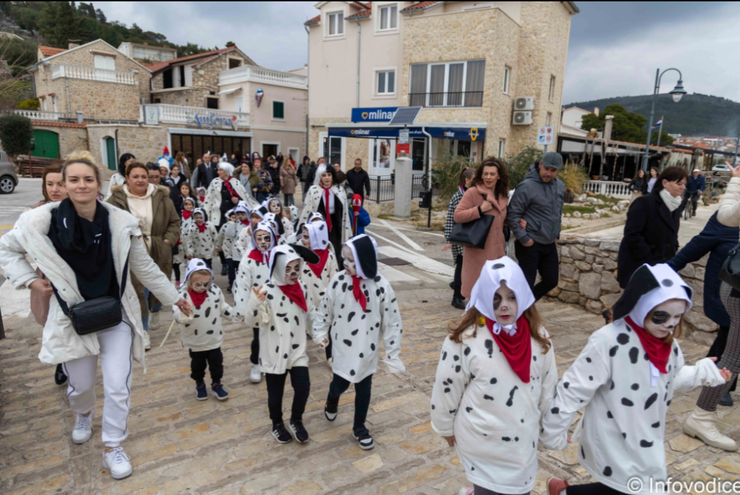 Maškare u Tribunju: Zapaljen Krnjo Euro Svrgokun