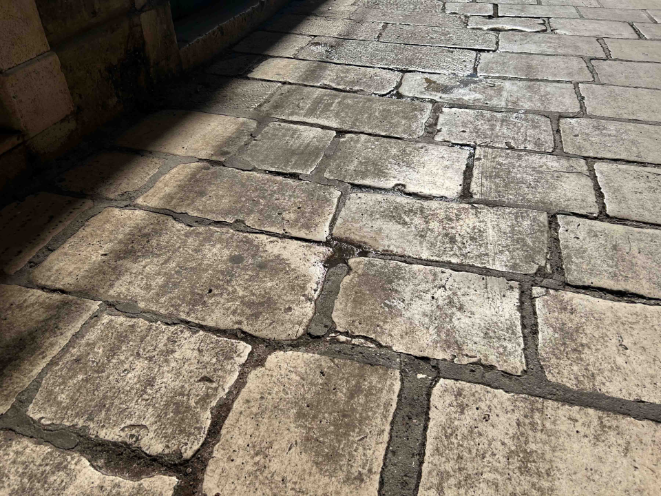 Šibenik njeguje tradiciju, barem onu srednjovjekovnu prljavih ulica!