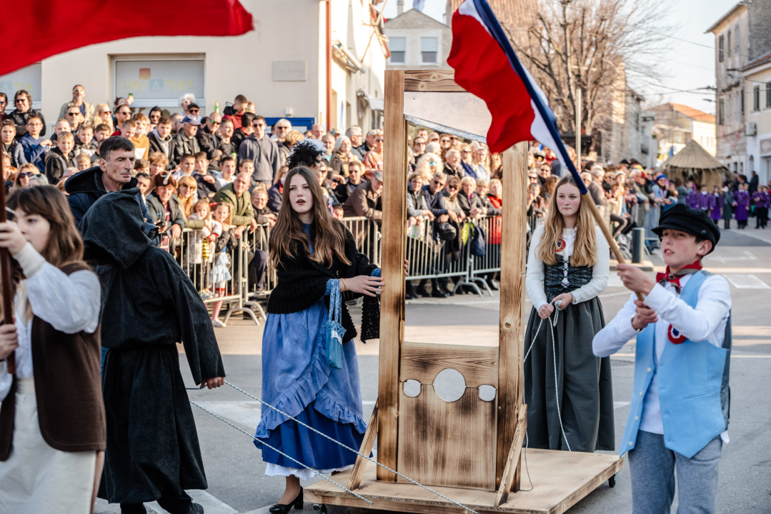 Murterini molili za predbračnu čistoću, u kokošinjcu izbila pobuna, a Let 3 napravio spektakl