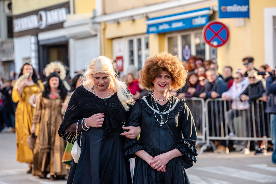 Murterini molili za predbračnu čistoću, u kokošinjcu izbila pobuna, a Let 3 napravio spektakl