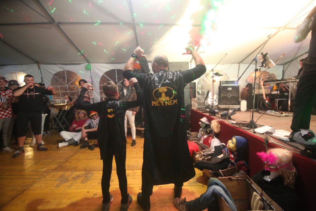 Jezerski pokladi: Traktori na vezu u vali, brodovi sele na Lokvu