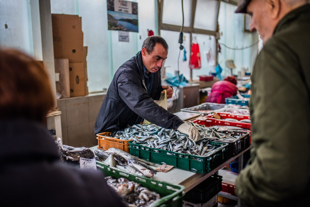 Jutros se na šibenskoj pijaci jasno vidjelo da je petak: Peškarija puna, na zelenom dijelu pustoš 
