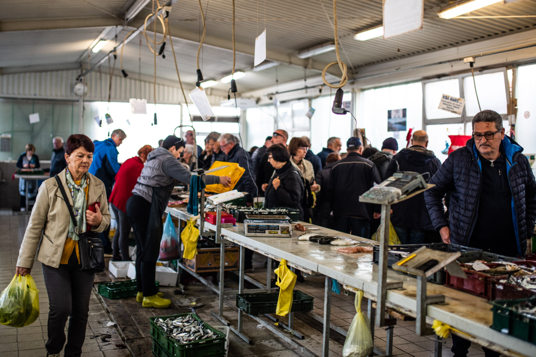 Jutros se na šibenskoj pijaci jasno vidjelo da je petak: Peškarija puna, na zelenom dijelu pustoš 