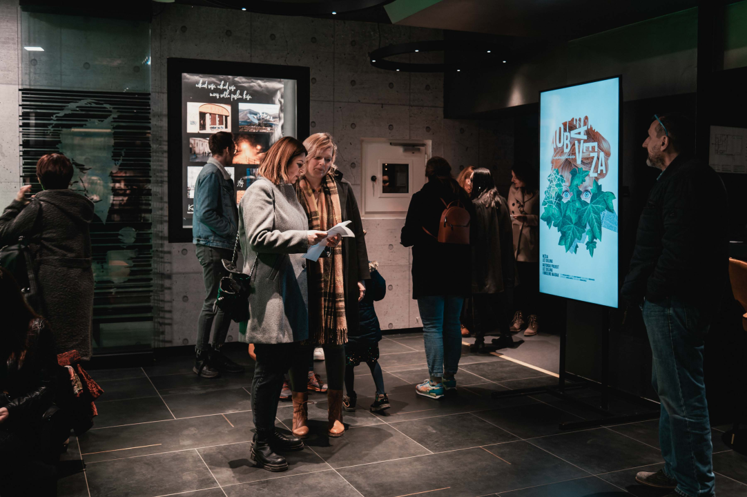 Neverbalna fantazija u Arsenu u maniri novog cirkusa: Usamljena žena protiv masovnog zla