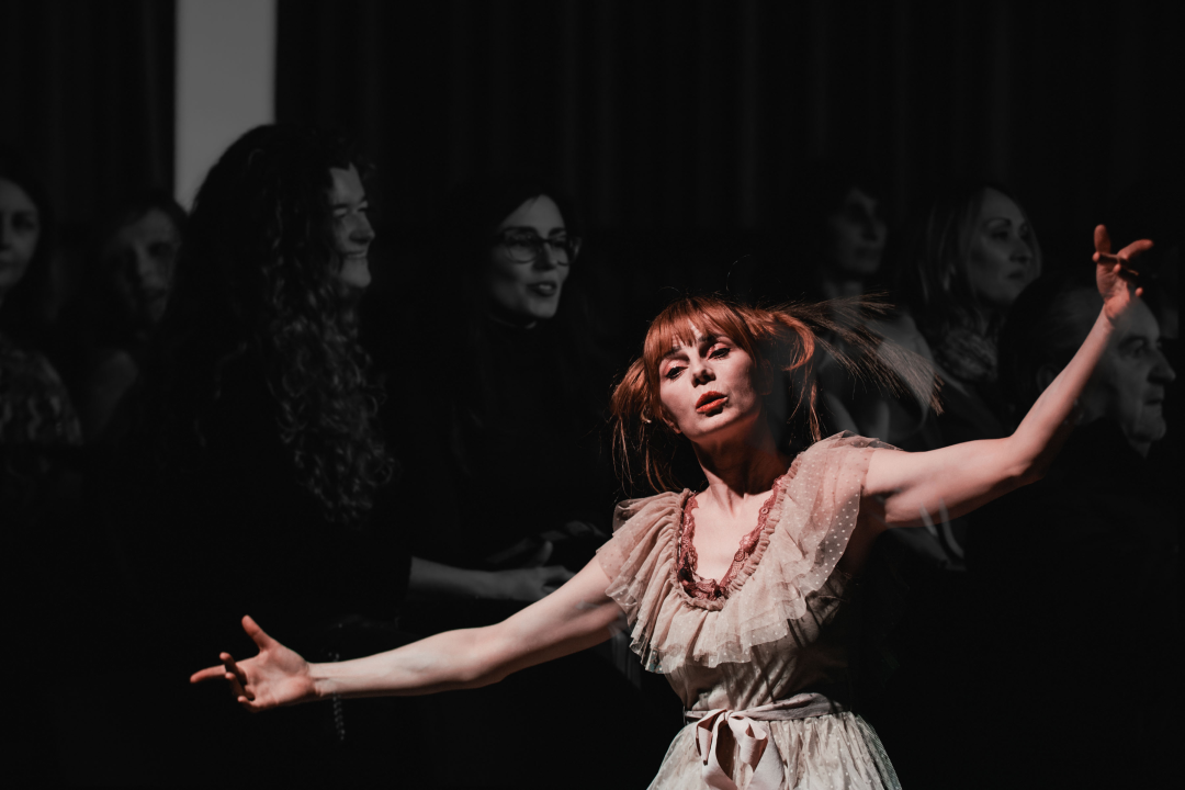 Neverbalna fantazija u Arsenu u maniri novog cirkusa: Usamljena žena protiv masovnog zla