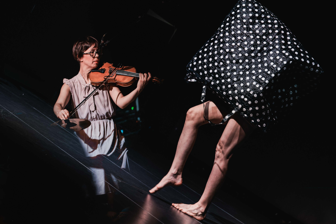 Neverbalna fantazija u Arsenu u maniri novog cirkusa: Usamljena žena protiv masovnog zla