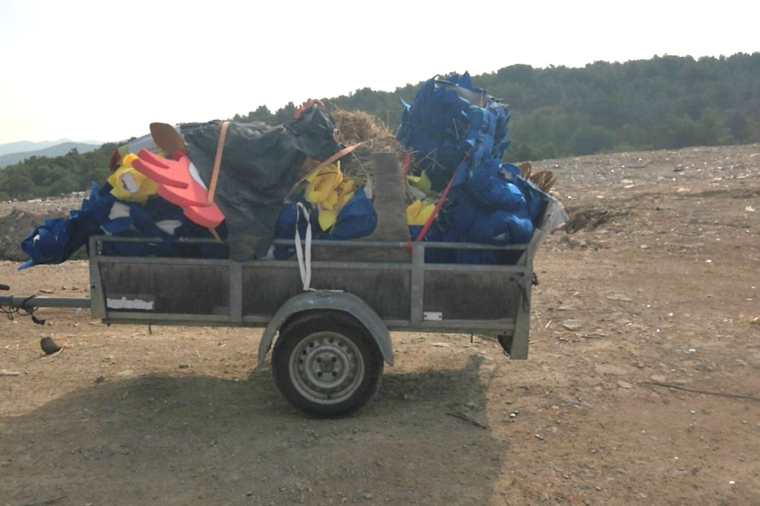 Nastavljeno spaljivanje smeća na Hripama na Murteru: Gore tamo i instalacije i maske s popularnih 'baka'