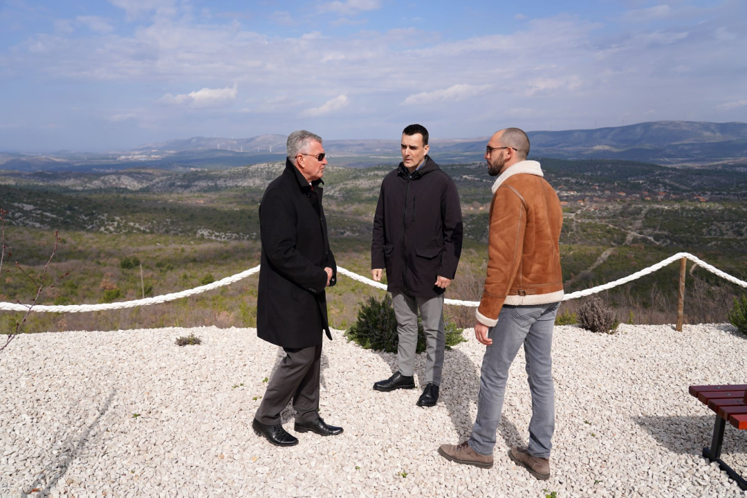 Gradonačelnik Burić i direktor Vodovoda Martinović posjetili Vrsno: Priprema za izgradnju vodovodne mreže  