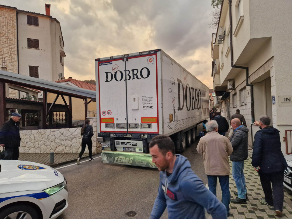 Izvučen šleper iz Težačke ulice: Nije puno okupljenih vjerovalo da se to uopće može