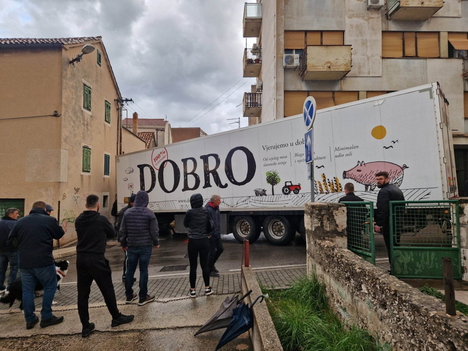 Izvučen šleper iz Težačke ulice: Nije puno okupljenih vjerovalo da se to uopće može