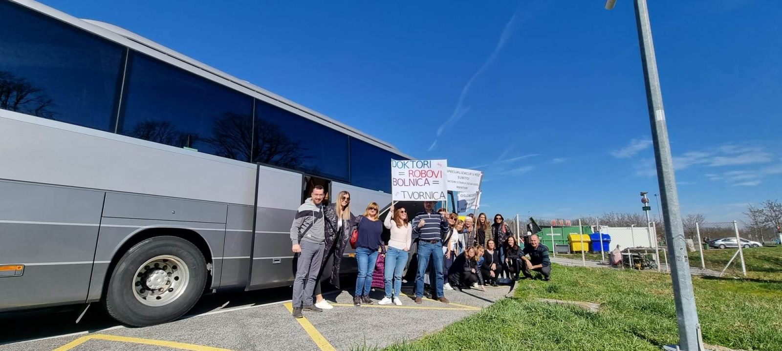 U Zagrebu prosvjedovalo 30 liječnika iz Šibenika: 'Ovo je posljednji poziv vlastima na zaokret prema zdravstvu'