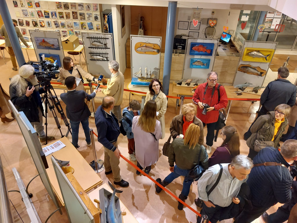 U knjižnici otvorena izložba skulptura od palminog drva Branka Kronje i Frane Stančića