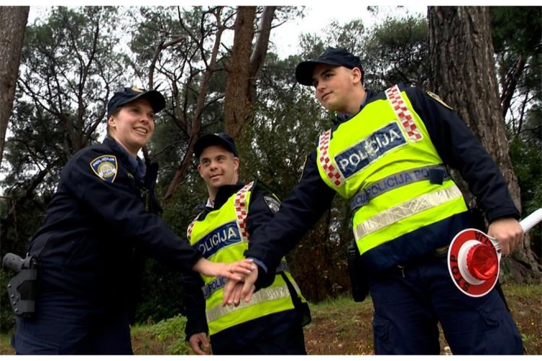 Luka je bio policajac na jedan dan: PU Istarska ispunila želju mladiću s Downovim sindromom