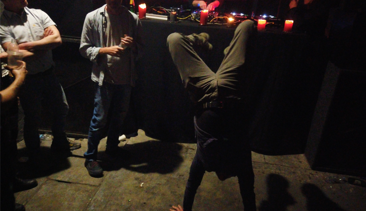 Na Felveru stoj na glavi! Odlična zabava noćas u Tunelu, Disku R i Azimutu 