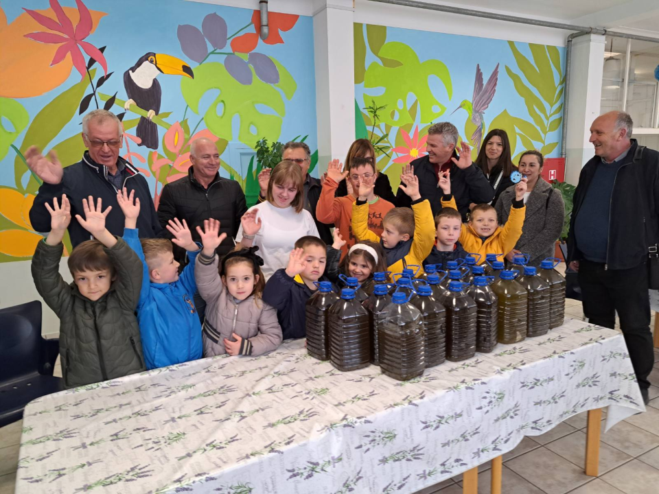 Centru na Šubićevcu dalmatinski uljari donirali maslinovo ulje