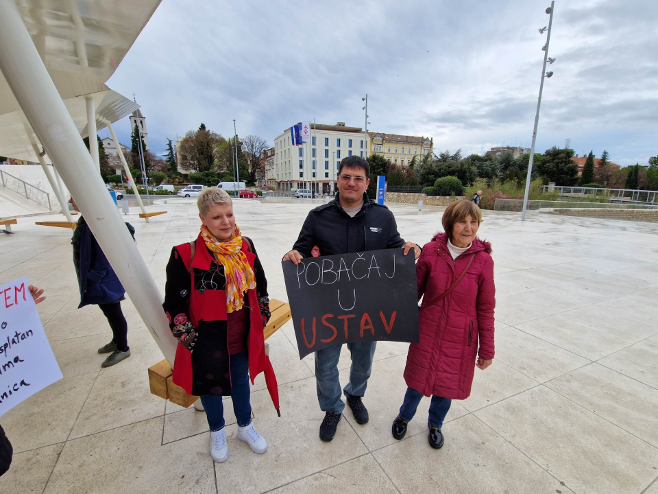 Kontraprosvjednici držali transparent 'Sloboda narodu', molitelji se pojačali 'vodičkim umjetnikom' Matešom 