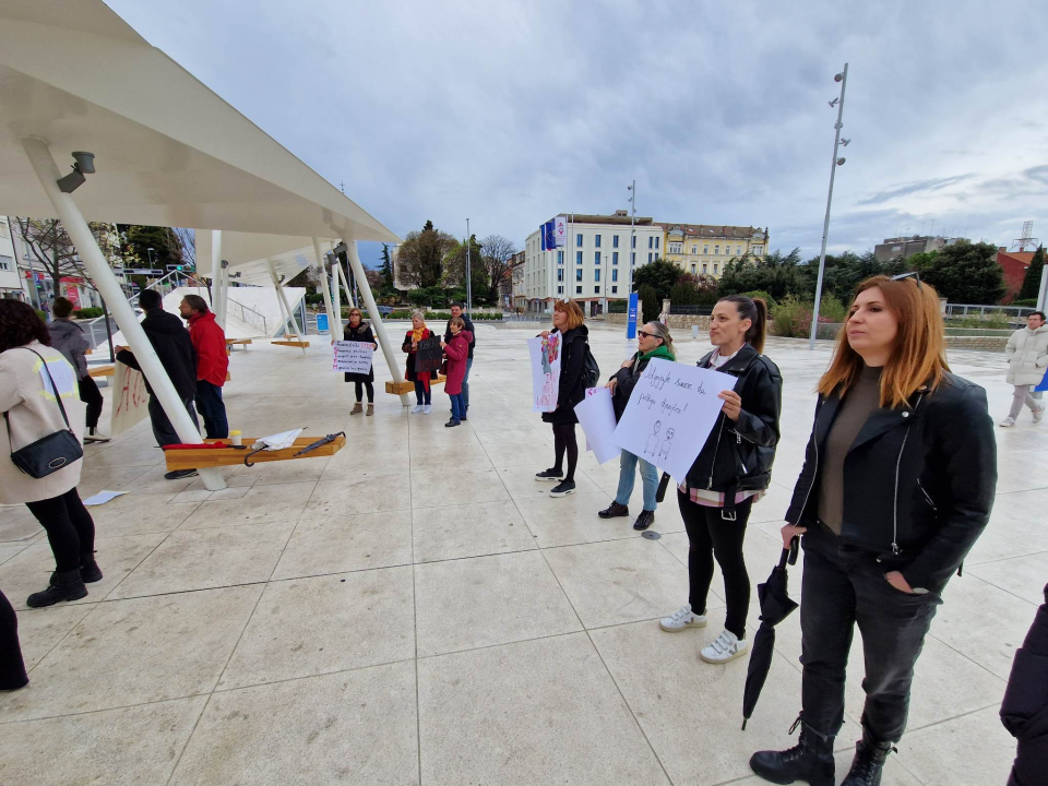Kontraprosvjednici držali transparent 'Sloboda narodu', molitelji se pojačali 'vodičkim umjetnikom' Matešom 