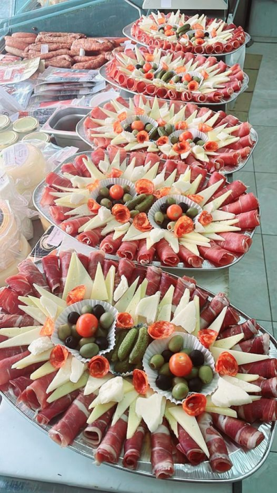 Delikatese Petrović sa šibenske pijace počastit će za Uskrs jednog čitatelja s platom za četiri osobe