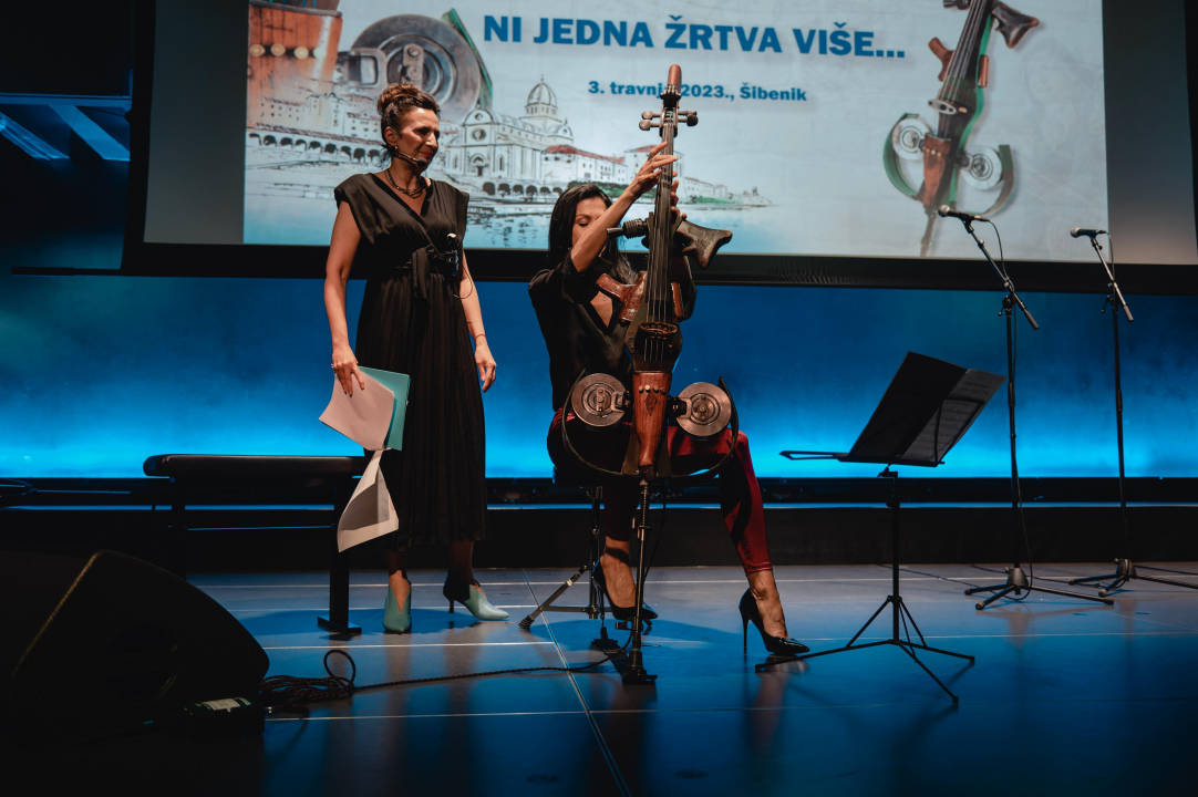 Ana Rucner u Arsenu svirala na violončelu od dragovoljno predanog ilegalnog oružja