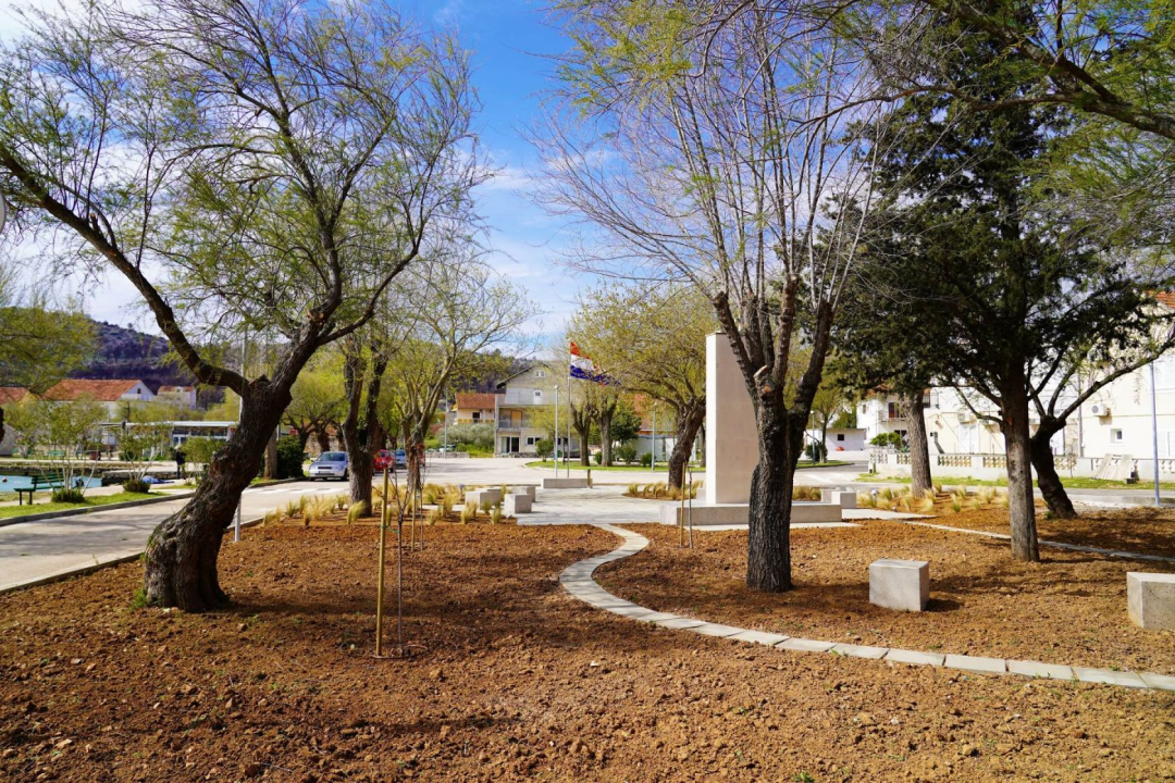 Burić i Mileta u Raslini obišli novi trg: 'Vjerujem da će biti koristan mještanima i gostima'