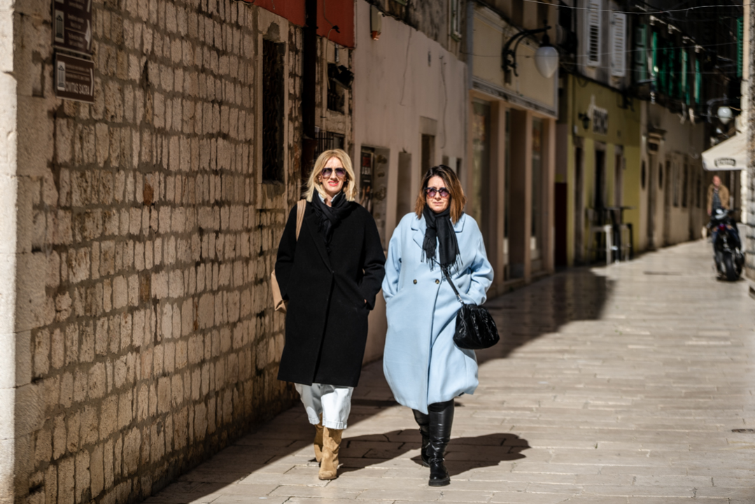 Lijepe Šibenčanke pokazale kako i hladnim danima biti u trendu
